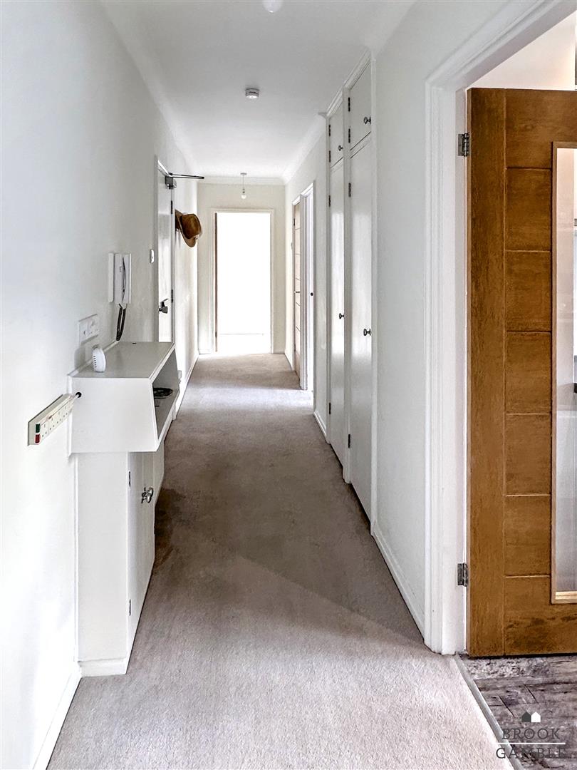 2 Bedroom Flat - Purpose Built. Compton Place Road in Eastbourne,  14